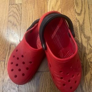 CROCS CLASSIC W6-7 PEPPER RED BLACK STRAP